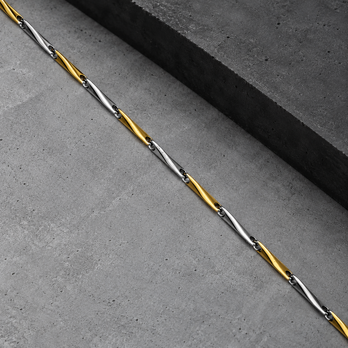 Modern premium look sleek Dual tone Silver gold chain product image 19 [product-intake-media:5220a6ba-2636-4803-af4e-6d8b406a475e]